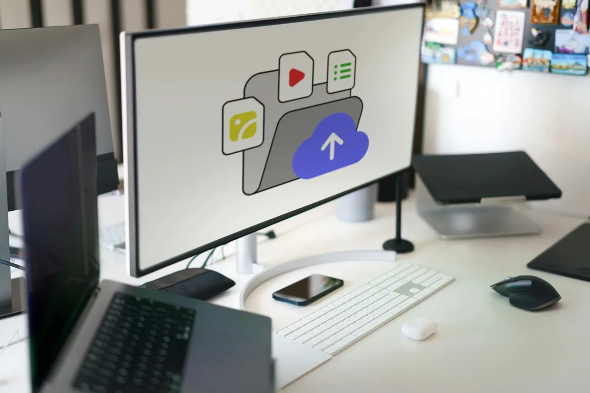Computer monitor with folder graphic